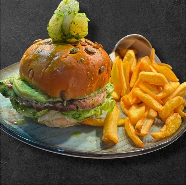 Seafood Burger, Cartofi Maloka si Sos Usturoi 320/180/40g